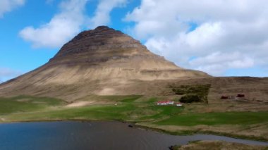 Kirkjufellfoss Şelalesi ile Majestic Kirkjufell 'in hava manzarası. İzlanda Snfellsnes Yarımadası 'nda Çarpıcı Manzara