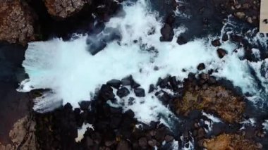 Thingvellir Ulusal Parkı, İzlanda 'daki Oxarafoss şelalesinin hava manzarası. Oxara Nehri 'ni, Amerika ve Avrasya' nın tektonik plakalarını görün. Şaşırtıcı doğal manzara ve jeolojik harikalar.
