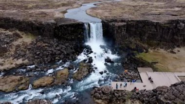 Thingvellir Ulusal Parkı, İzlanda 'daki Oxarafoss şelalesinin hava manzarası. Oxara Nehri 'ni, Amerika ve Avrasya' nın tektonik plakalarını görün. Şaşırtıcı doğal manzara ve jeolojik harikalar.