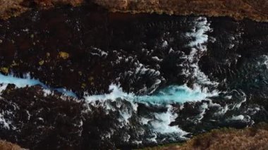 Bruarfoss şelalesi, İzlanda 'nın en mavi şelalesi turkuvaz suları ve kayalık çağlayanlarla hava manzaralı doğal güzellikler sergiliyor. İkonik bir İzlanda manzarası.
