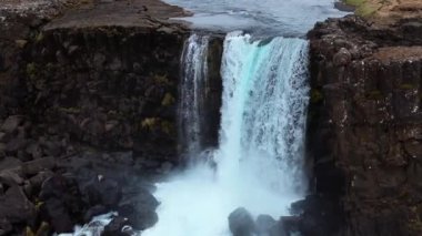 Thingvellir Ulusal Parkı, İzlanda 'daki Oxarafoss şelalesinin hava manzarası. Oxara Nehri 'ni, Amerika ve Avrasya' nın tektonik plakalarını görün. Şaşırtıcı doğal manzara ve jeolojik harikalar.