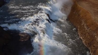 İzlanda 'nın en popüler turizm merkezlerinden biri olan Gullfoss Şelalesi' nin yakınında. İzlanda 'nın ikonik şelalesinin nefes kesen doğal güzelliğini ve güçlü çağlayanı tecrübe edin..