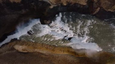 İzlanda 'nın en popüler turizm merkezlerinden biri olan Gullfoss şelalesinin havadan görünüşü. İzlanda 'nın ikonik şelalesinin nefes kesen doğal güzelliğini ve güçlü çağlayanı tecrübe edin..