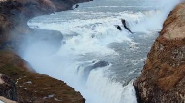 İzlanda 'nın en popüler turizm merkezlerinden biri olan Gullfoss şelalesinin havadan görünüşü. İzlanda 'nın ikonik şelalesinin nefes kesen doğal güzelliğini ve güçlü çağlayanı tecrübe edin..