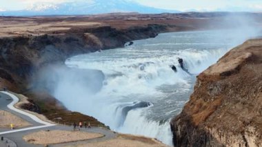 İzlanda 'nın en popüler turizm merkezlerinden biri olan Gullfoss şelalesinin havadan görünüşü. İzlanda 'nın ikonik şelalesinin nefes kesen doğal güzelliğini ve güçlü çağlayanı tecrübe edin..