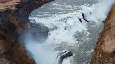 Popüler turizm merkezinin panoramik yaz manzarası - İzlanda 'daki Gullfoss şelalesi. Hvita nehrinin dramatik hava manzarası. İzlanda, Avrupa 'nın inanılmaz sabah manzarası. Seyahat konsepti videosu.