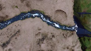 Seljalandsfoss şelalesini besleyen buzul nehrinin en aşağı manzarası. İzlanda