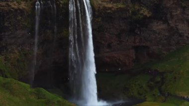 İzlanda 'nın güney bölgesindeki Seljalandfoss şelalesinin hava manzarası etkileyici doğal güzelliğini gözler önüne seriyor..