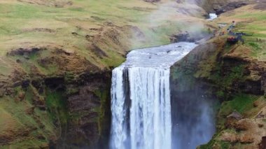 Skogafoss şelalesi, ünlü doğal bir dönüm noktası ve seyahat yeri. Yaz boyunca İzlanda 'nın etkileyici güzellikte doğası