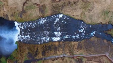 İzlanda 'daki Skogafoss şelalesinin hava manzarası çarpıcı doğal güzelliğini ve ikonik manzarasını gözler önüne seriyor..