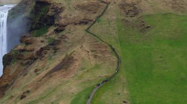 İzlanda 'daki Skogafoss şelalesinin hava manzarası çarpıcı doğal güzelliğini ve ikonik manzarasını gözler önüne seriyor..