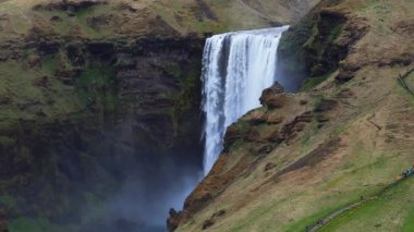 İzlanda 'daki Skogafoss şelalesinin hava manzarası çarpıcı doğal güzelliğini ve ikonik manzarasını gözler önüne seriyor..