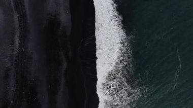 Atlantik Okyanusu 'nun İzlanda' daki kara kumlu havadan görünüşü. Dünyanın en güzel ve nemli sahillerinden biri, siyah bazaltlardan yaratıldı..