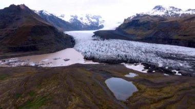 Vatnajkull Ulusal Parkı, İzlanda 'daki Svnafellskull Buzulu' nun hava görüntüsü, İskandinavya 'nın çarpıcı buz oluşumlarını gözler önüne seriyor..