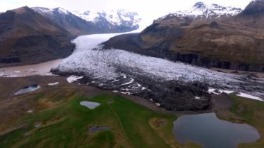 Vatnajkull Ulusal Parkı, İzlanda 'daki Svnafellskull Buzulu' nun hava görüntüsü, İskandinavya 'nın çarpıcı buz oluşumlarını gözler önüne seriyor..