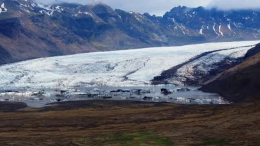 Vatnajkull Ulusal Parkı, İzlanda 'daki Svnafellskull Buzulu' nun hava görüntüsü, İskandinavya 'nın çarpıcı buz oluşumlarını gözler önüne seriyor..