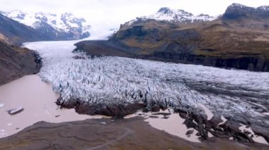 Vatnajkull Ulusal Parkı, İzlanda 'daki Svnafellskull Buzulu' nun hava görüntüsü, İskandinavya 'nın çarpıcı buz oluşumlarını gözler önüne seriyor..