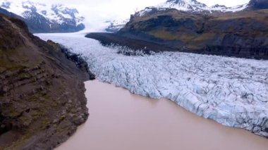 Vatnajkull Ulusal Parkı, İzlanda 'daki Svnafellskull Buzulu' nun hava görüntüsü, İskandinavya 'nın çarpıcı buz oluşumlarını gözler önüne seriyor..