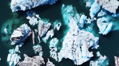 Vatnajkull Ulusal Parkı, İzlanda 'daki Svnafellskull Buzulu' nun hava görüntüsü, İskandinavya 'nın çarpıcı buz oluşumlarını gözler önüne seriyor..