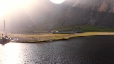 Vatnajkull Ulusal Parkı, İzlanda 'daki Svnafellskull Buzulu' nun hava görüntüsü, İskandinavya 'nın çarpıcı buz oluşumlarını gözler önüne seriyor..
