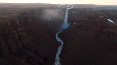 Vatnajkull Ulusal Parkı, İzlanda 'daki Svnafellskull Buzulu' nun hava görüntüsü, İskandinavya 'nın çarpıcı buz oluşumlarını gözler önüne seriyor..