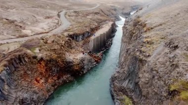 İzlanda 'daki Studlagil Kanyonu' nun havadan görünüşü. Jokulsa Bru Nehri 'nin güzel manzarası..