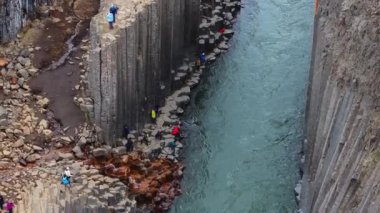 İzlanda 'daki Studlagil Kanyonu' nun havadan görünüşü. Jokulsa Bru Nehri 'nin güzel manzarası..
