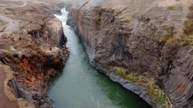 İzlanda 'daki Studlagil Kanyonu' nun havadan görünüşü. Jokulsa Bru Nehri 'nin güzel manzarası..