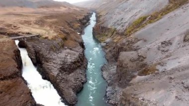 İzlanda 'daki Studlagil Kanyonu' nun havadan görünüşü. Jokulsa Bru Nehri 'nin güzel manzarası..