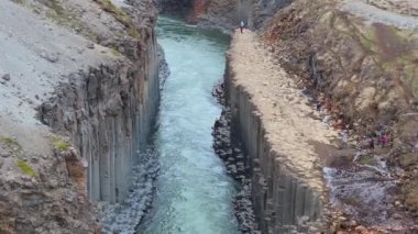 İzlanda 'daki Studlagil Kanyonu' nun havadan görünüşü. Jokulsa Bru Nehri 'nin güzel manzarası..