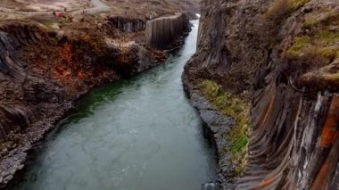 İzlanda 'daki Studlagil Kanyonu' nun havadan görünüşü. Jokulsa Bru Nehri 'nin güzel manzarası..
