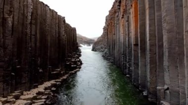 İzlanda 'daki Studlagil Kanyonu' nun havadan görünüşü. Jokulsa Bru Nehri 'nin güzel manzarası..