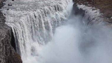 Avrupa 'nın en güçlü şelalesi olan İzlanda' daki Jokulsargljufur Ulusal Parkı 'ndaki Dettifoss Şelalesi' nin hava manzarası.