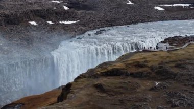 Avrupa 'nın en güçlü şelalesi olan İzlanda' daki Jokulsargljufur Ulusal Parkı 'ndaki Dettifoss Şelalesi' nin hava manzarası.