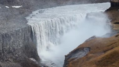 Avrupa 'nın en güçlü şelalesi olan İzlanda' daki Jokulsargljufur Ulusal Parkı 'ndaki Dettifoss Şelalesi' ne yakın plan..