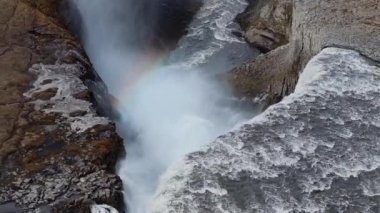 Avrupa 'nın en güçlü şelalesi olan İzlanda' daki Jokulsargljufur Ulusal Parkı 'ndaki Dettifoss Şelalesi' nin hava manzarası.