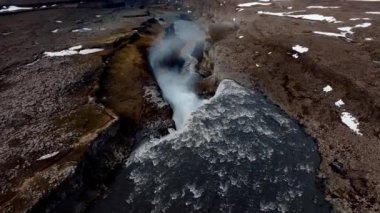 Avrupa 'nın en güçlü şelalesi olan İzlanda' daki Jokulsargljufur Ulusal Parkı 'ndaki Dettifoss Şelalesi' nin hava manzarası.