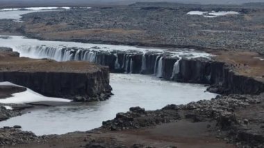 İzlanda 'daki Selfoss Şelalesi' nin hava manzarası dramatik uçurumlar ve güçlü şelaleler sergiliyor..