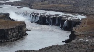 İzlanda 'daki Selfoss Şelalesi' nin hava manzarası dramatik uçurumlar ve güçlü şelaleler sergiliyor..