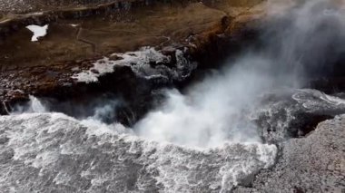 Avrupa 'nın en güçlü şelalesi olan İzlanda' daki Jokulsargljufur Ulusal Parkı 'ndaki Dettifoss Şelalesi' ne yakın plan..