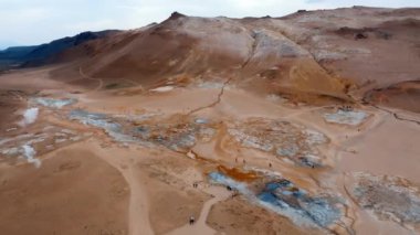 Haukadalur, İzlanda 'daki Geysir Vadisi' nin hava manzarasında jeotermal kaplıcalar ve buharlı bacalar yer alıyor..