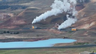 İzlanda 'daki jeotermal enerji santrali ve mavi lagünün havadan görünüşü sürdürülebilir enerji ve doğal güzelliği gösteriyor..