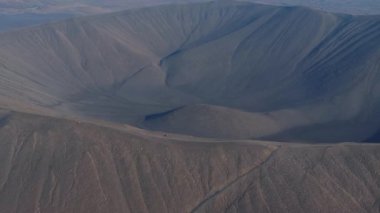 İzlanda 'daki Hverfjall volkan kraterinin havadan görünüşü, büyük bir Tephra konisi veya Tuff volkanı..