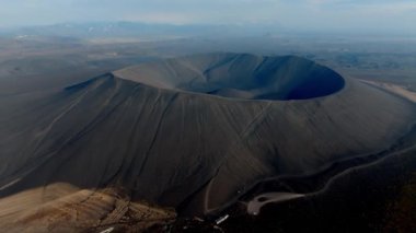 İzlanda 'daki Hverfjall volkan kraterinin havadan görünüşü, büyük bir Tephra konisi veya Tuff volkanı..