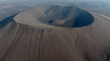 İzlanda 'daki Hverfjall volkan kraterinin havadan görünüşü, büyük bir Tephra konisi veya Tuff volkanı..