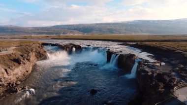Kuzey İzlanda 'da gün batımında Godafoss Şelalesi' nin hava manzarası çarpıcı güzelliğini gözler önüne seriyor..