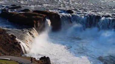 Kuzey İzlanda 'da gün batımında Godafoss Şelalesi' nin hava manzarası çarpıcı güzelliğini gözler önüne seriyor..