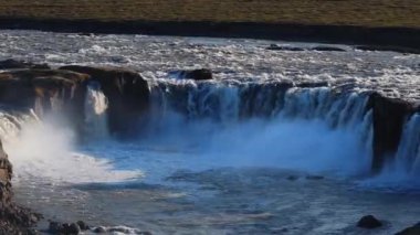 Kuzey İzlanda 'da gün batımında Godafoss Şelalesi' nin hava manzarası çarpıcı güzelliğini gözler önüne seriyor..