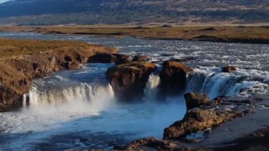 Kuzey İzlanda 'da gün batımında Godafoss Şelalesi' nin hava manzarası çarpıcı güzelliğini gözler önüne seriyor..