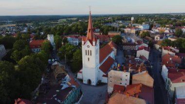 Letonya 'daki Cesis şehrinin hava manzarası. Şehir merkezi, ana şehir kilisesi ve eski şehir Cesis, Letonya 'daki antik Livonya şatosunun kalıntıları görülüyor.